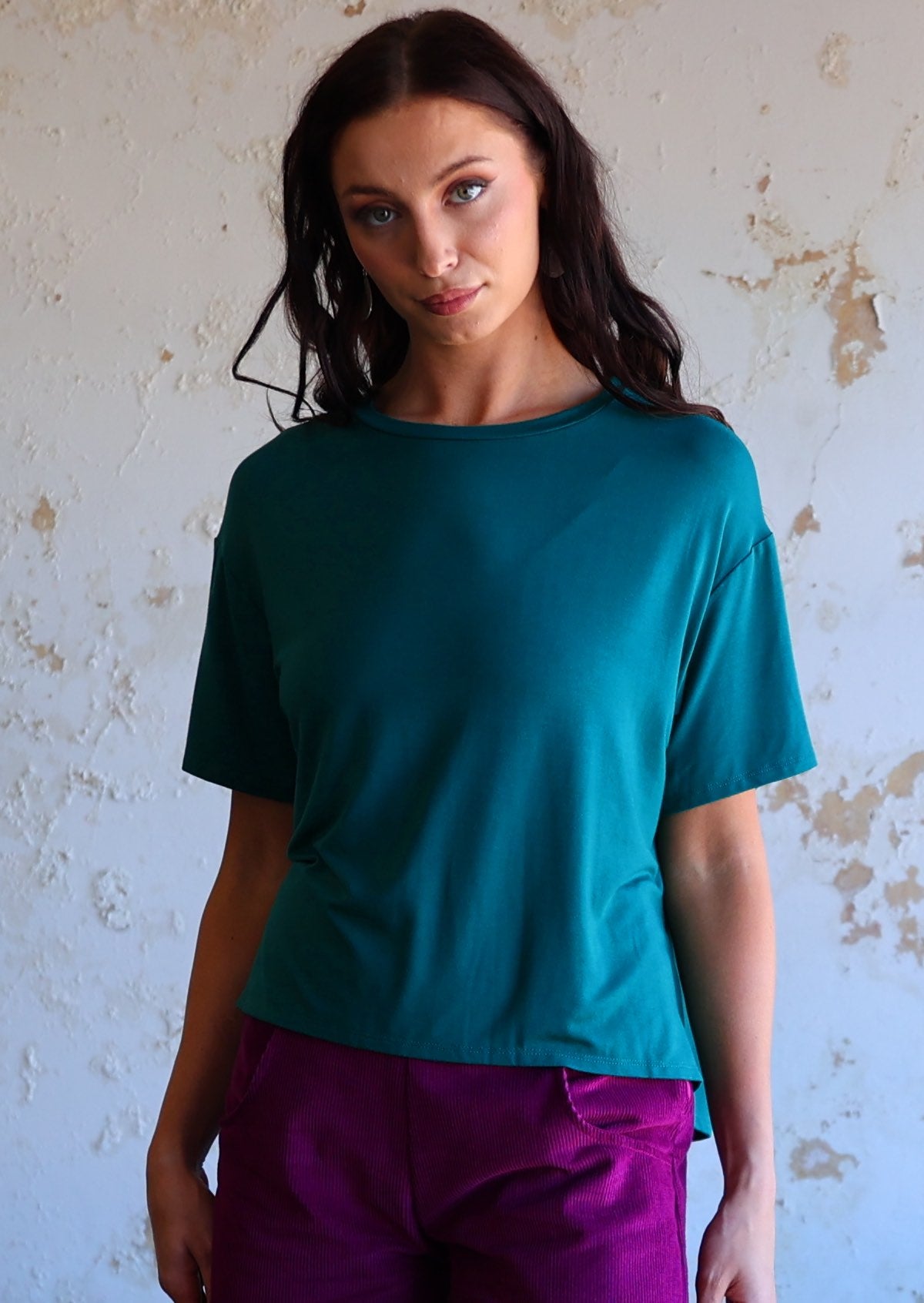 woman wearing loose fit teal blue t-shirt