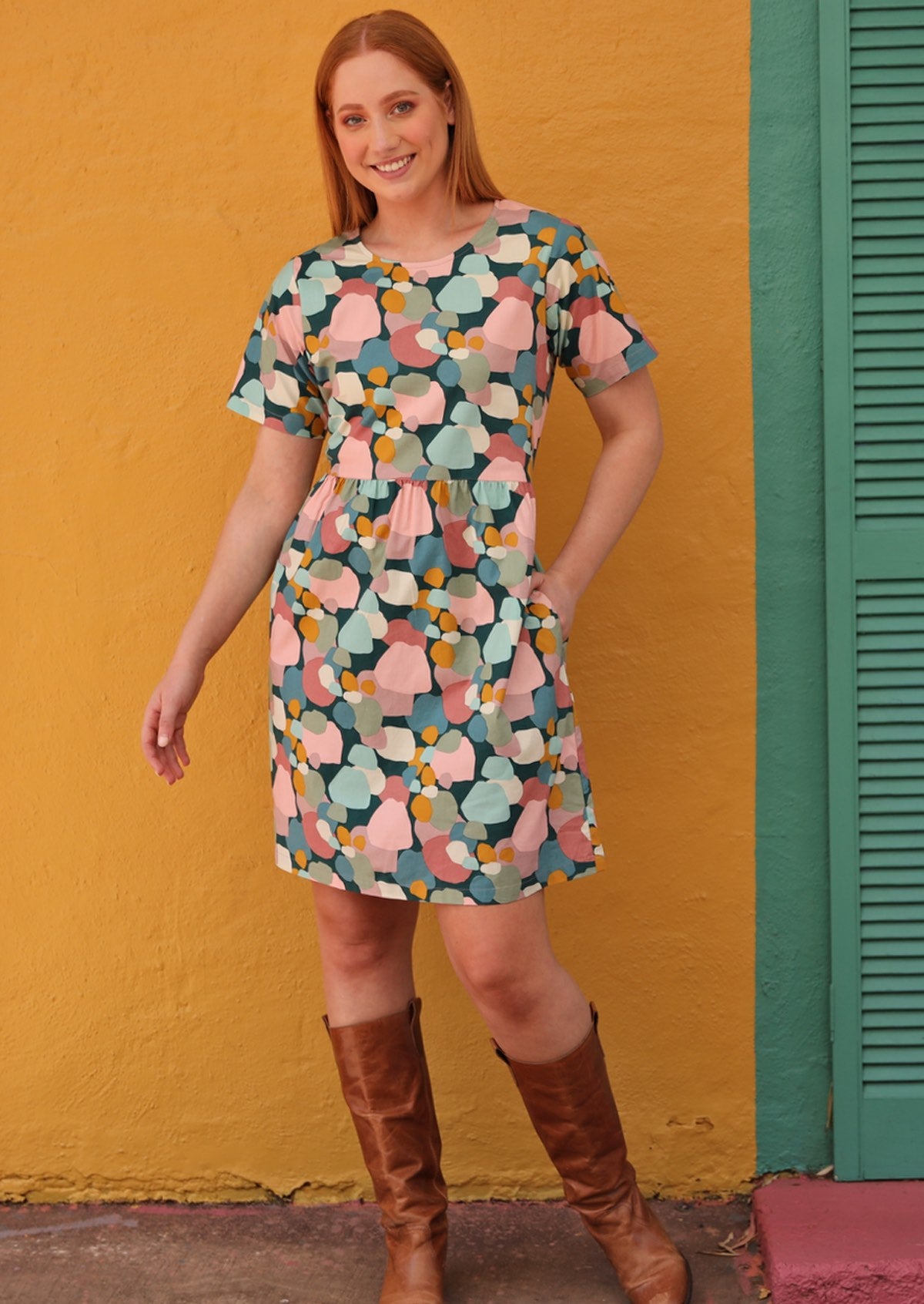 Womens dress sits above the knee hidden side pockets